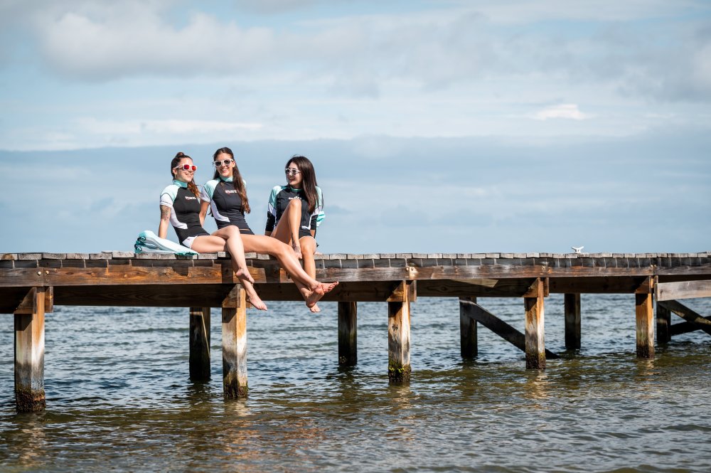 women sitting (c) mares