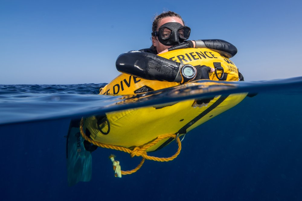 person on the buoy (c) mares