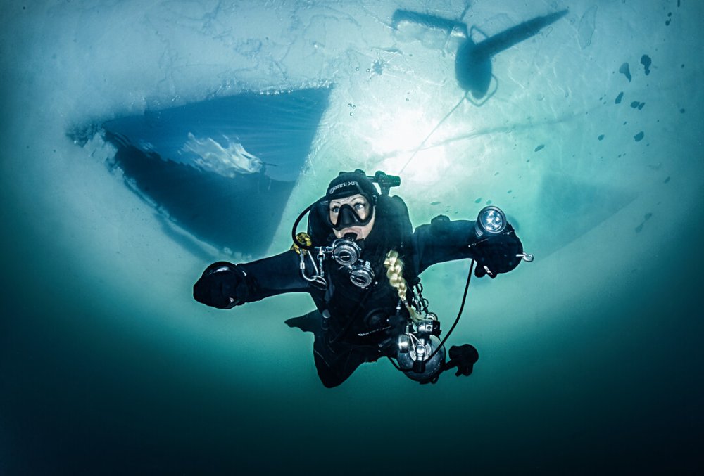 Female scuba diver (c) Janez Kranjc