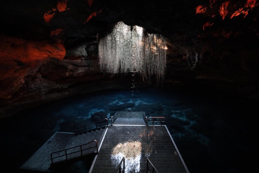 Getting ready to dive Devil’s Den, Florida. (c) Adam Moore