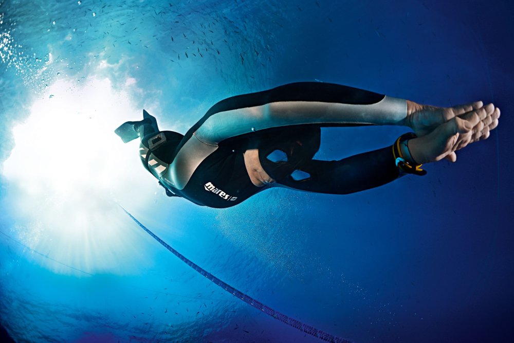 male freediver descending (c) mares