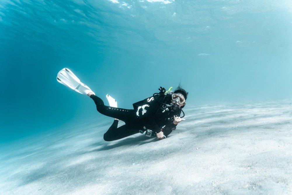 Female diver underwater (c) Marla Tomorug