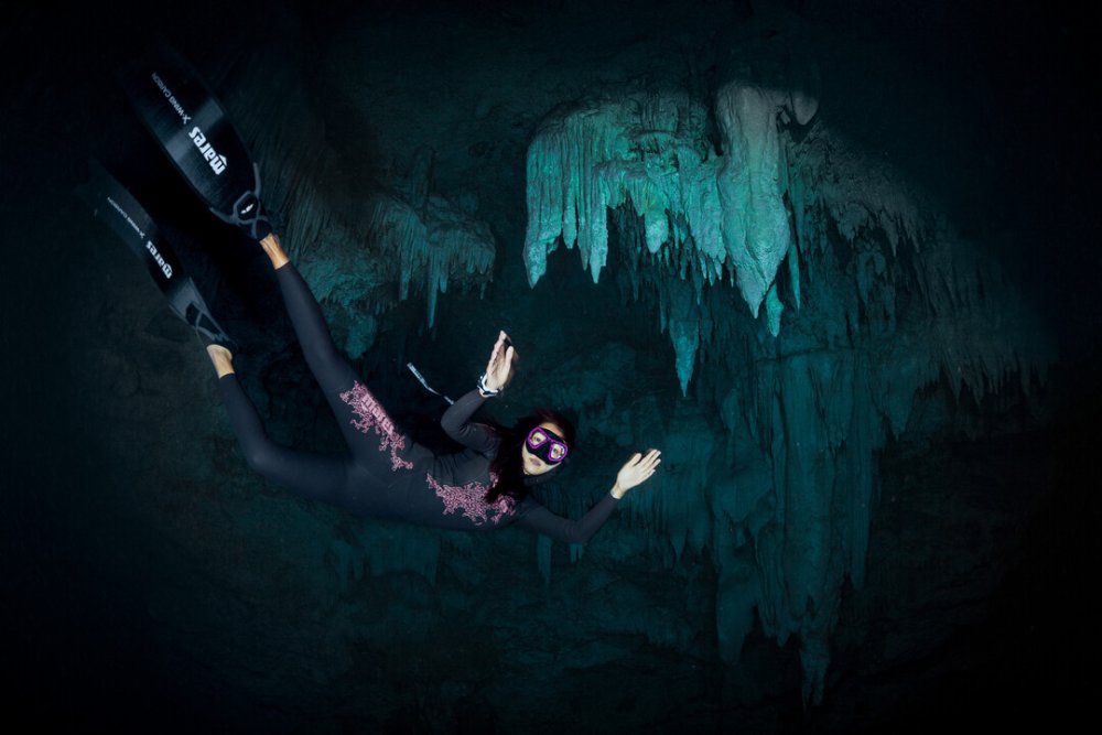 Female freediver (c) Predrag Vuckovic