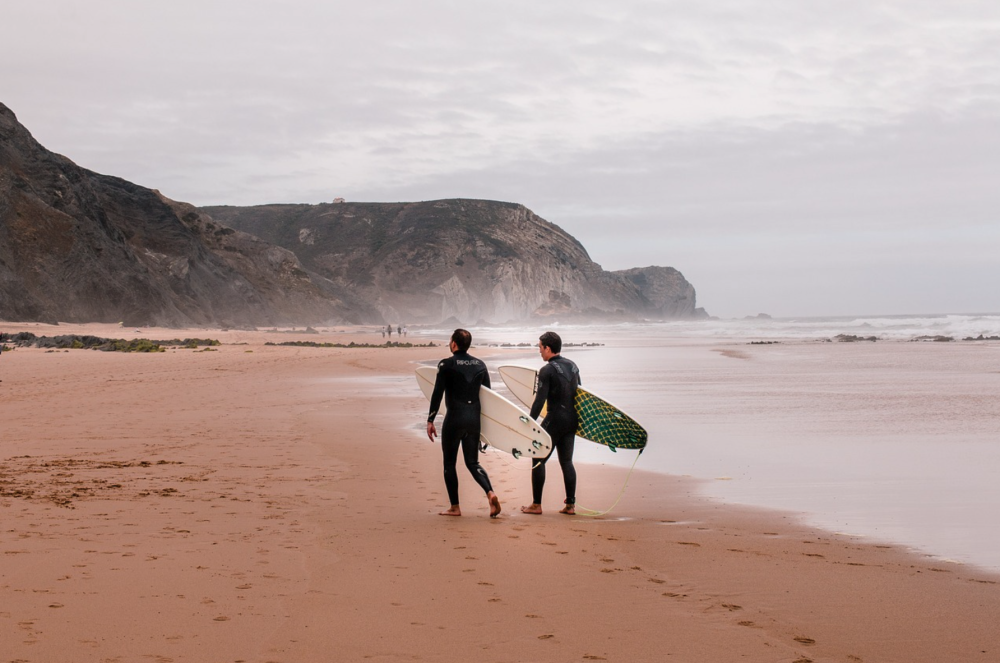 surfers at beach (c) pixabay