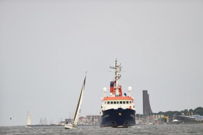 The research vessel POSEIDON brought the mesocosms back from Bergen to Kiel. (c) Solvin Zank