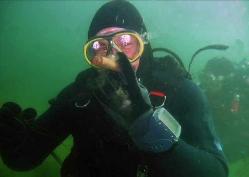 Sample picture "Smoking Diver" (c) Udo Oedekoven, Archiv Taucher.Net