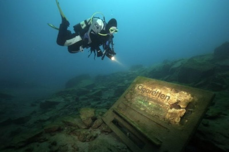 Sample picture "Diving & Smoking" (c) Michael Niedorf, Archiv Taucher.Net