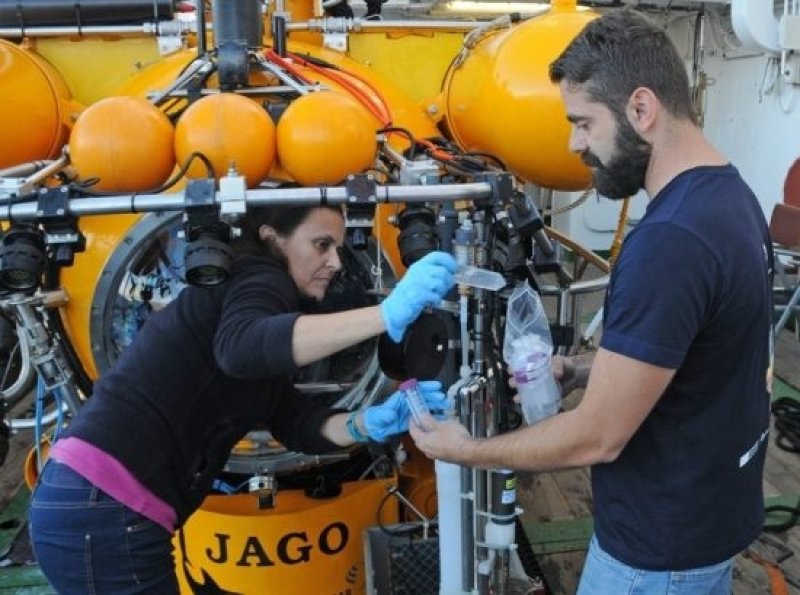 Prof. Juana Magdalena Santana Casiano (ULPGC) and Dr. Eugenio Fraile Nuez (IEO) tap gas and water samples after a JAGO dive. Photo: Maike Nicolai, GEOMAR