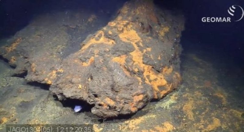 High concentrations of iron oxides can be seen in this area, which also serves as a home for conger eels (205m deep). In the photo, the head of one of these eels can be seen.
