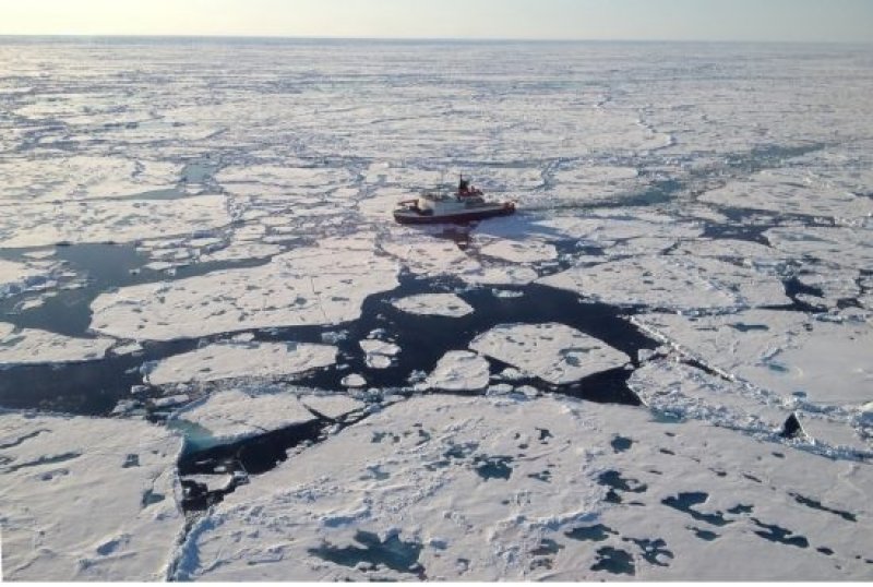 The German research vessel Polarstern on its journey across the Lomonosov Ridge in the central Arctic Ocean. (Photo: Alfred Wegener Inst