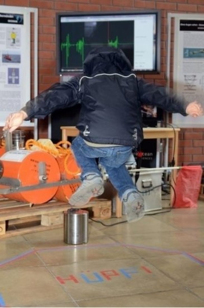 Live earthquake research: Visitors can trigger slight vibrations that are recorded by a seismic sensor. (c) Jan Steffen, GEOMAR