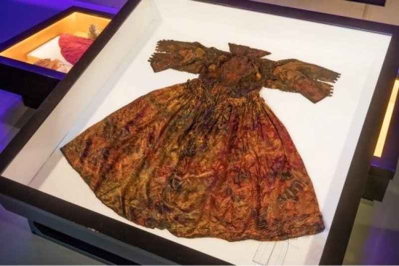 This dress is the centrepiece of the exhibition "Garde Robe". (c) Pieter de Vries