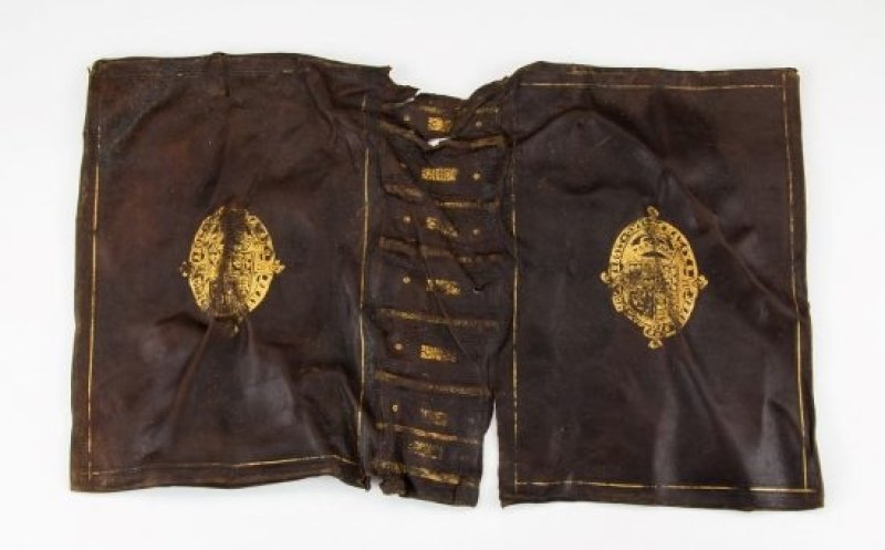 The book covers contains the coat of arms of King Charles I (1600-1649). (c) Patrick Piersma