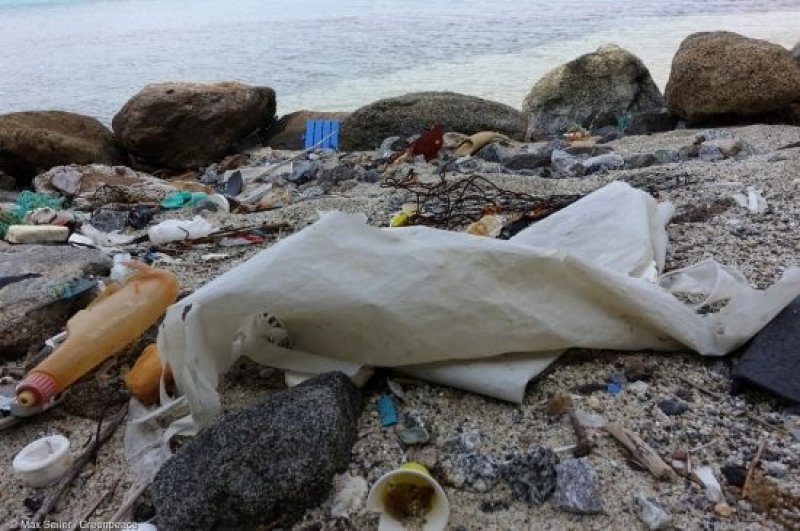 Plastic waste on a beach in Italy near Pizzo. (c) Max Seiler / Greenpeace