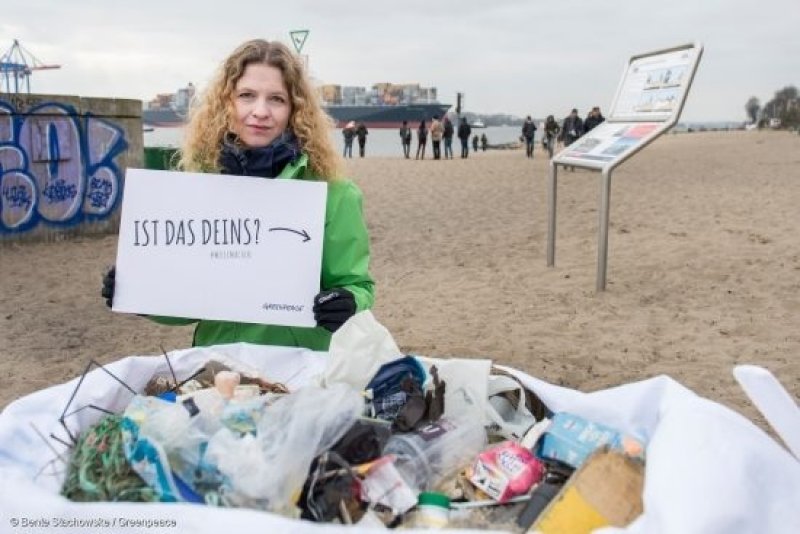 Group Action Day (GAT) on oceans pollution. Members of Greenpeace groups protest in 62 cities in Germany against the pollution of the oceans. The volunteers collecting plastic and other waste on river banks and beaches. (c) Bente Stachowske / Greenpeace
