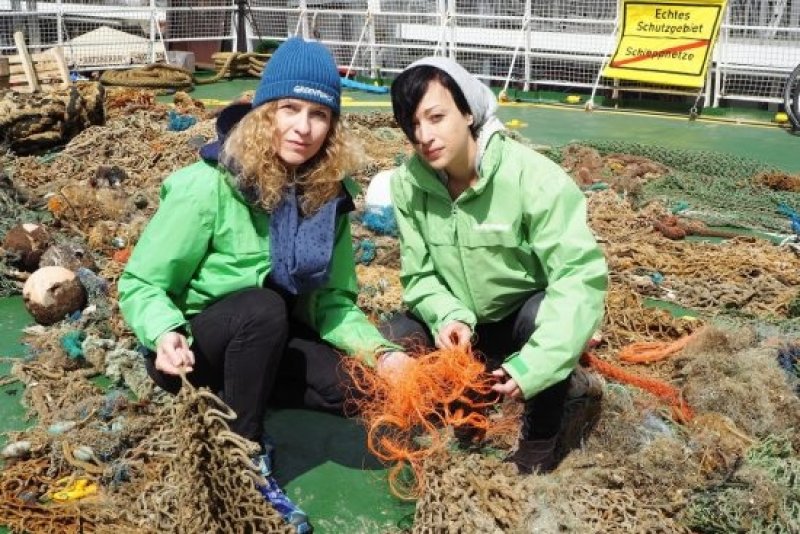Greenpeace marine expert Sandra Schöttner (left) and spokesperson Melanie Aldrian in the midst of the recovered ghost nets. Among the nets are the particularly dangerous orange dolly ropes. (c) Olaf Klodt