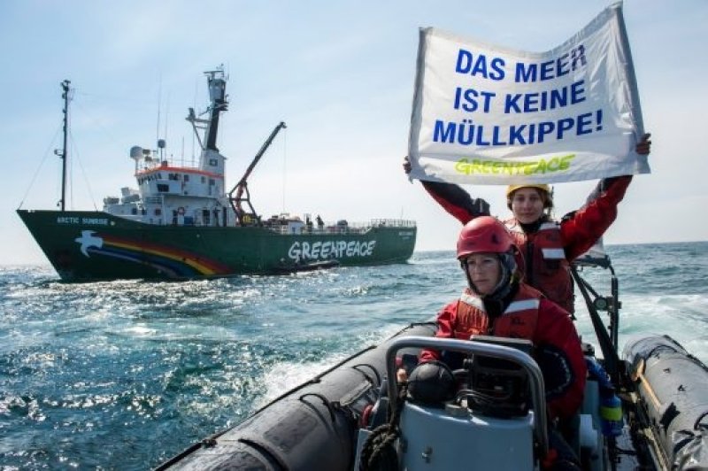 Greenpeace activists and divers from the Dutch organisation Ghost Fishing recovering lost fishing nets (ghostnets) in the North Sea Sanctuary (Sylter Aussenriff) off Sylt. (c) Bente Stachowske / Greenpeace