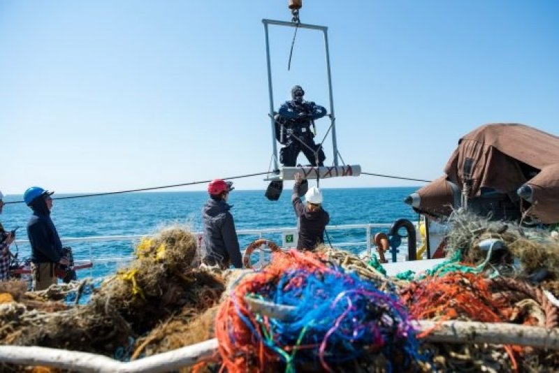 Greenpeace activists and divers from the Dutch organisation Ghost Fishing recovering lost fishing nets (ghostnets) in the North Sea Sanctuary (Sylter Aussenriff) off Sylt. (c) Bente Stachowske / Greenpeace