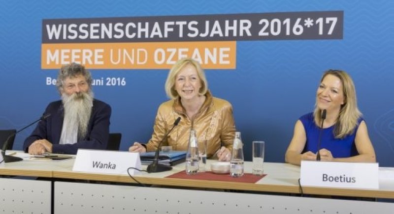 Federal Research Minister Johanna Wanka, Antje Boetius and Ulrich Bathmann Chairman of the German Marine Research Consortium, at the press conference to kick off the Year of Science 2016*2017: Seas and Oceans. (c) BMBF/Wissenschaftsjahr 2016*17