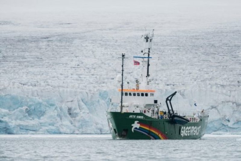 The Greenpeace ship the Arctic Sunrise in front of the glacier Borebreen on Oscar II Land, Svalbard. (c) Christian Aslund
