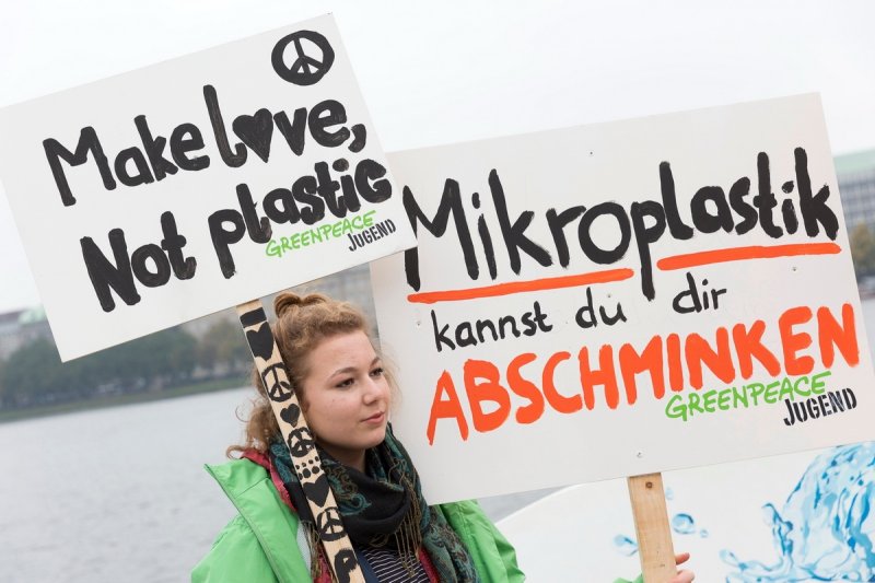 No plastic in cosmetics © Daniel Müller / Greenpeace