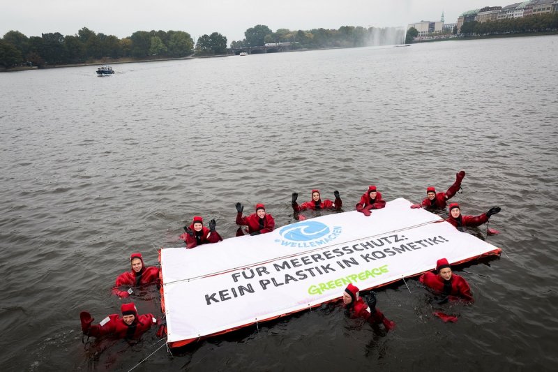 No plastic in cosmetics © Daniel Müller / Greenpeace