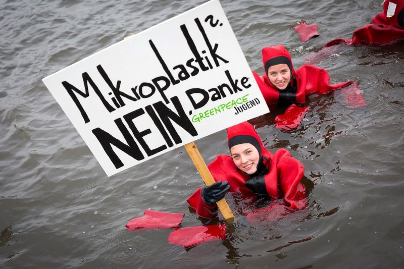 No plastic in cosmetics © Daniel Müller / Greenpeace