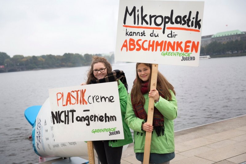 No plastic in cosmetics © Daniel Müller / Greenpeace