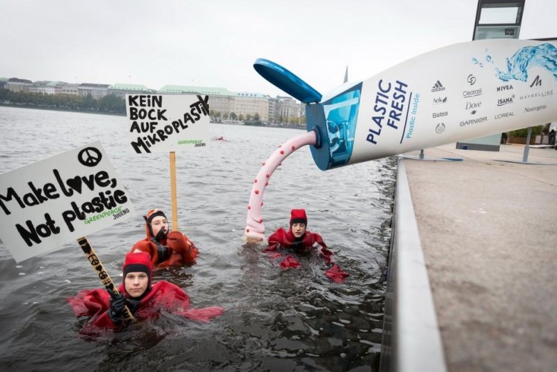 No plastic in cosmetics © Daniel Müller / Greenpeace