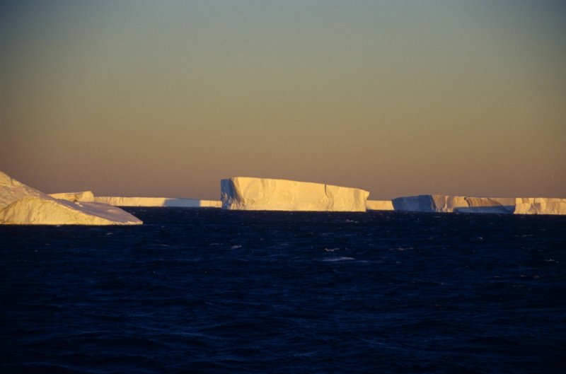Table iceberg and shelf ice near Pine Island
(c) Jan Grobys