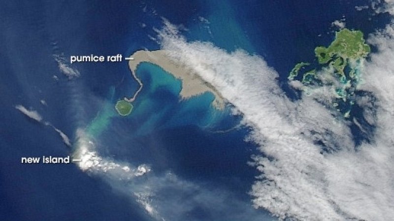 In this 2006 satellite image, a large "raft" of floating pumice stones (beige) appears following a volcanic eruption in the Tonga Islands.
(c) Jesse Alan/NASA Earth Observatory, Goddard Space Flight Center