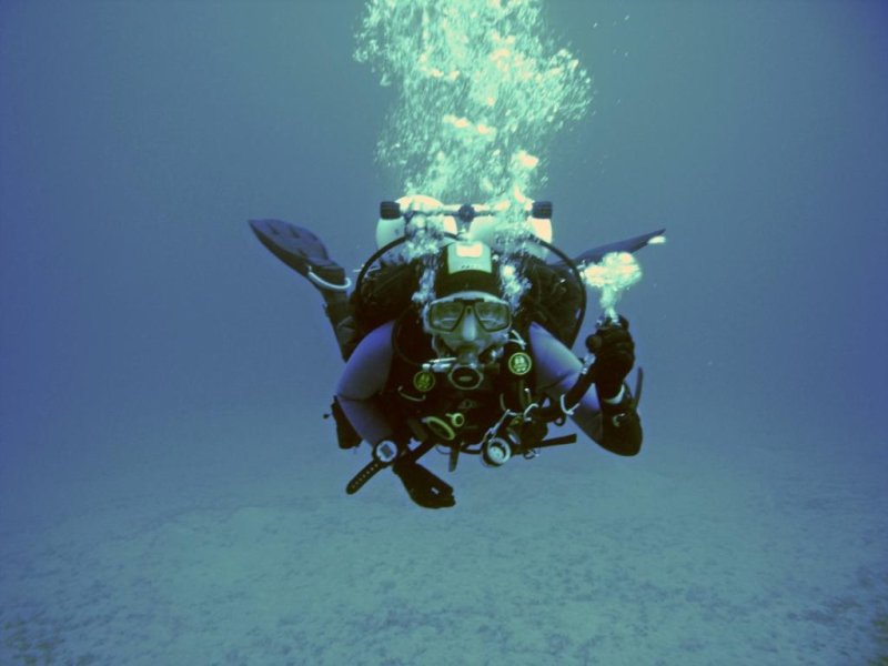 Experienced divers allocate the exact amount of air needed in the jacket or drysuit, purge air automatically from the jacket or drysuit during the ascent, and adjust the breathing to maintain perfect buoyancy all the time.
