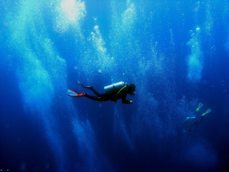 Buoyancy control refers to the compensation of positive (rise) and negative (sink) buoyancy by a diver. The objective is to be perfectly balanced – called neutral buoyancy – in all situations, whether in motion or at rest, at any depth underwater.