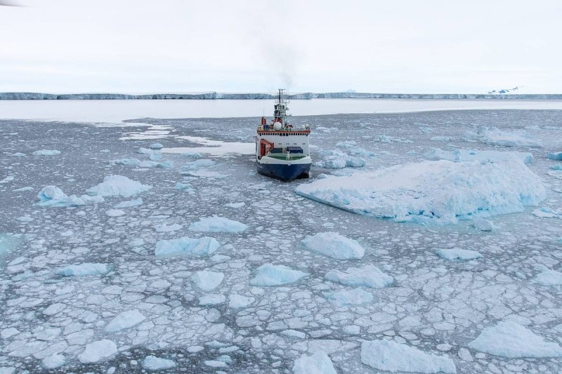 Polarstern at Pine Island Glacier
(c) Thomas Ronge