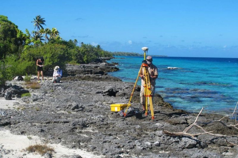 To reconstruct sea level changes in the Central Pacific Ocean, researchers have measured and sampled miniature-atolls in French Polynesia. The fossil coral was dated at GEOMAR in Kiel (c) Anton Eisenhauer / GEOMAR
