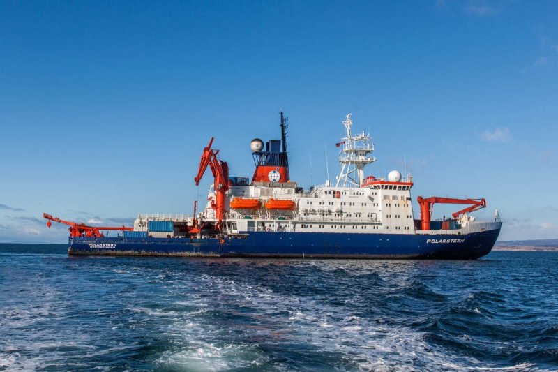 The German research vessel "Polarstern" on the road in front of Punta Arenas © Thomas Ronge
