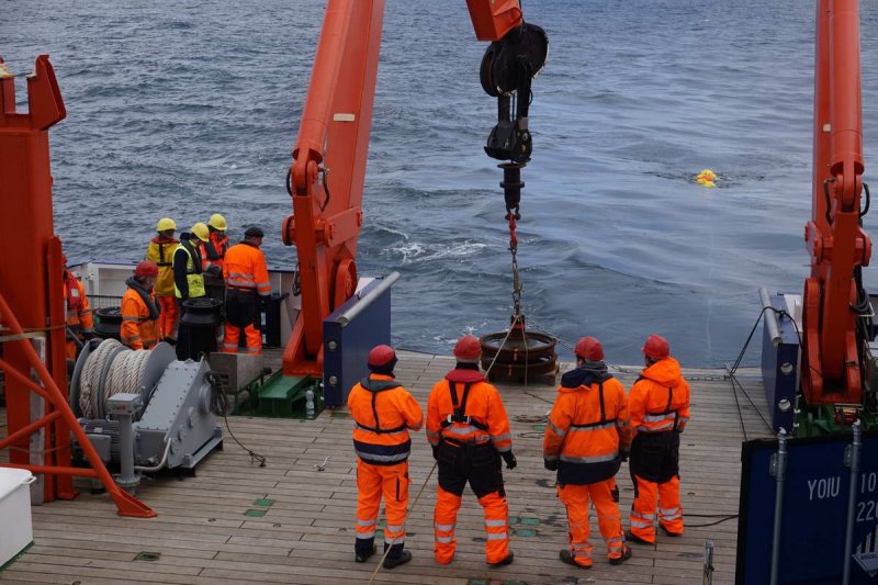 Anchors, such as those deployed here by the research vessel "MARIA S. MERIAN" into the Labrador and Irminger Sea, are used for the long-term observation of ocean currents © Arne Bendinger / GEOMAR