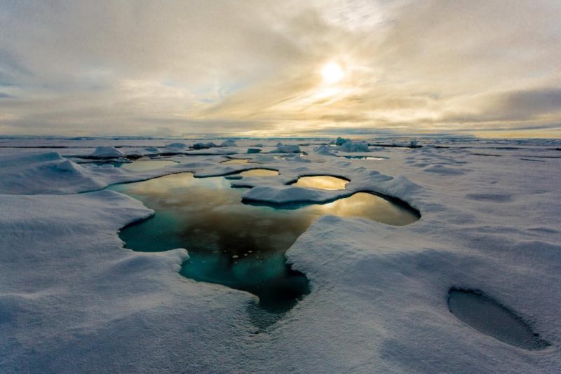 Melt pond on Arctic sea ice
(c) Stefan Hendricks