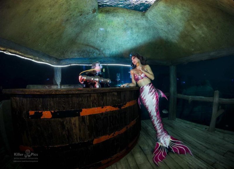 A drink at the underwater bar guarantees a smooth photo shooting session ;-)
(c) Konstantin Killer (Model: Mermaid Kat)