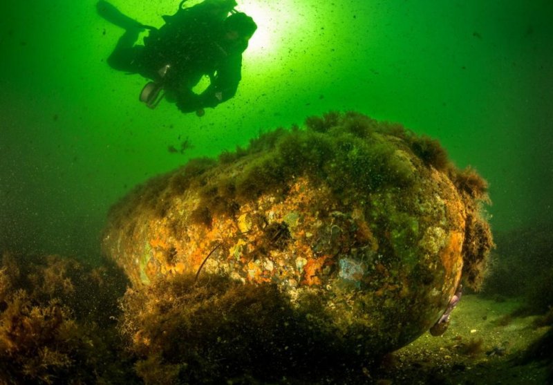 A research diver examines old munitions in the Baltic Sea
(c) Christian Howe, www.h2owe.de