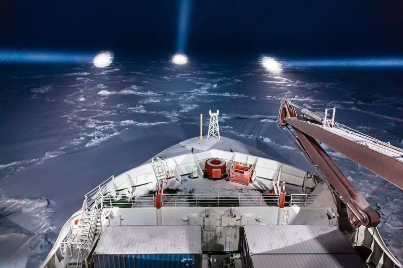 Polarstern navigates through the ice at night
(c) Stefan Hendricks