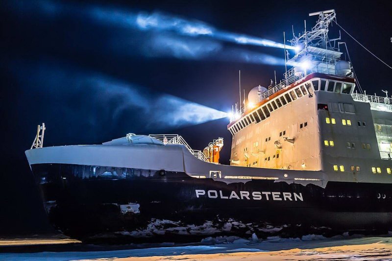 Polarstern in the Weddell Sea.
(c) Stefan Hendricks
