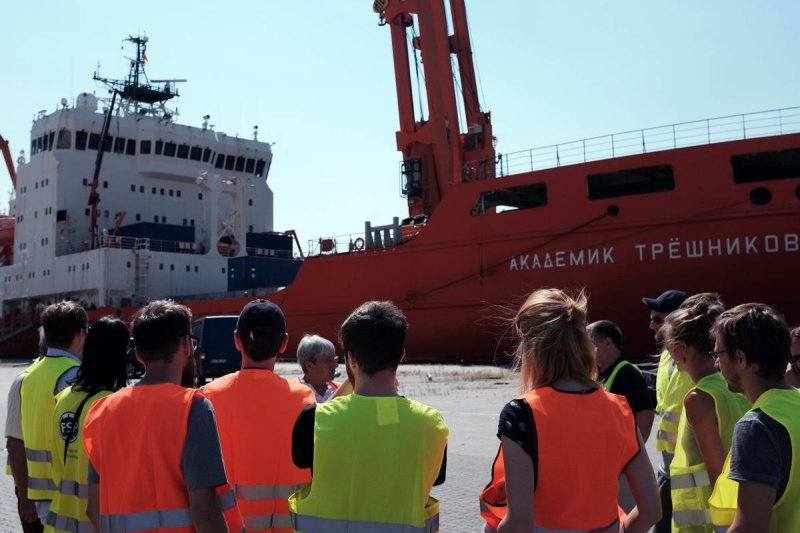 The expedition team took the opportunity to visit the accommodation and work spaces on board in Kiel. (c) Jan Steffen / GEOMAR