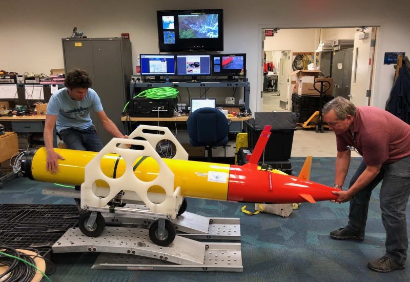 MBARI engineer Brian Kieft and SURF Center Director Jim Birch work on a long-range AUV at NOAA’s Great Lakes Laboratory. (c) NOAA