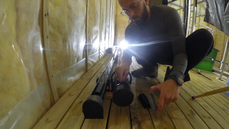 Alessandro Cresci places a lobster in the experimental setup, photo: © Alessandro Cresci