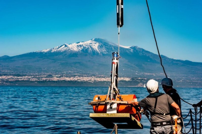 The GeoSEA transponders have been dropped off on the eastern flank of Mount Etna from the research vessel "POSEIDON", photo: © Felix Gross (CC BY 4.0)