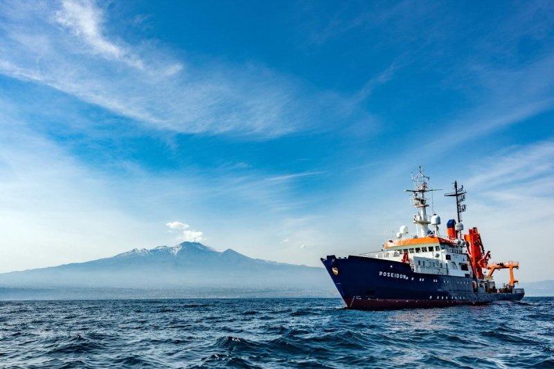 The research vessel "POSEIDON" off Mount Etna, photo: © Felix Gross (CC BY 4.0)