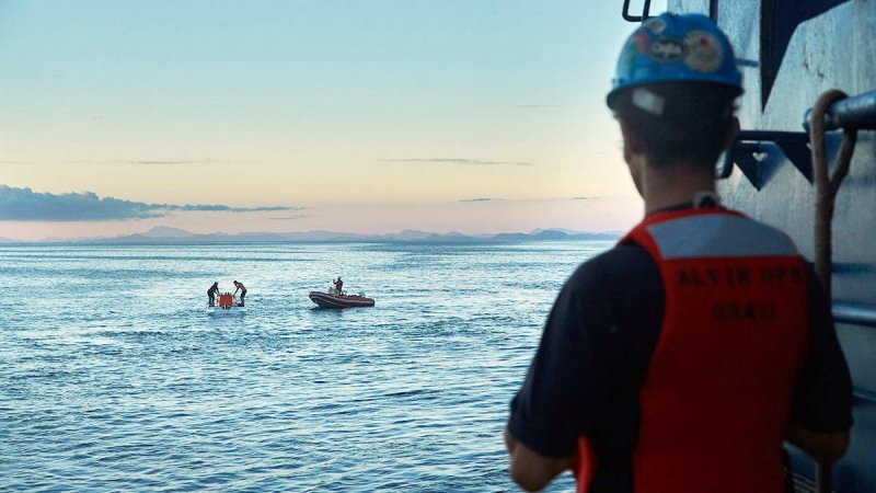 The manned dive boat "Alvin" leaves the research ship "Atlantis" and begins its 5000th dive on November 25, 2018, (c) Drew Bewley, Woods Hole Oceanographic Institution