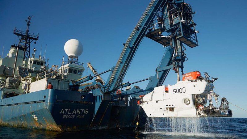 "Alvin" is brought back aboard the research vessel "Atlantis" after the 5,000. Dive, (c) Drew Bewely, Woods Hole Oceanographic Institution