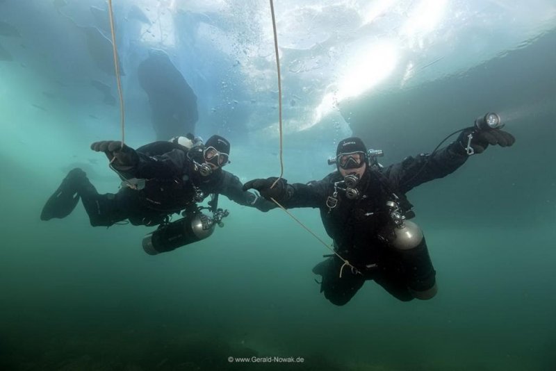 Ice Diving in Lake Baikal (c) Gerald Nowak